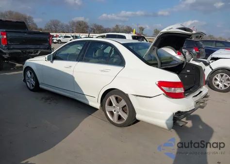 2010 Mercedes-Benz C 300 Luxury/Sport z USA, uszkodzony, nr VIN WDDGF5EB0AR095733